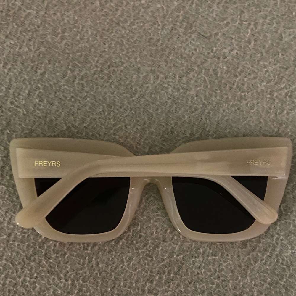 Portofino Cat Eye Sunglasses with MaxMara Case - Picture 3 of 4